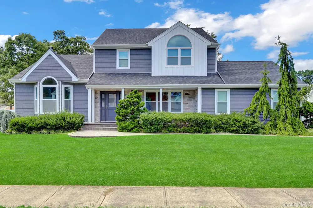 106 Paul Drive Holbrook, NY 11741