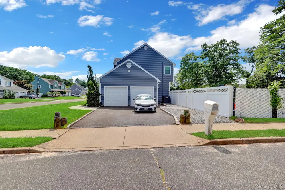 106 Paul Drive Holbrook, NY 11741