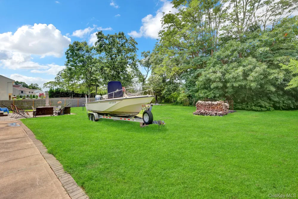 106 Paul Drive Holbrook, NY 11741
