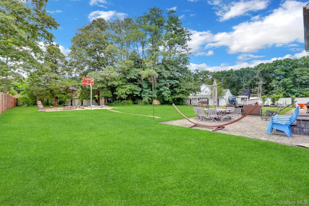 106 Paul Drive Holbrook, NY 11741