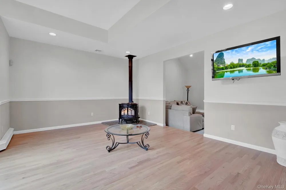106 Paul Drive Holbrook, NY 11741