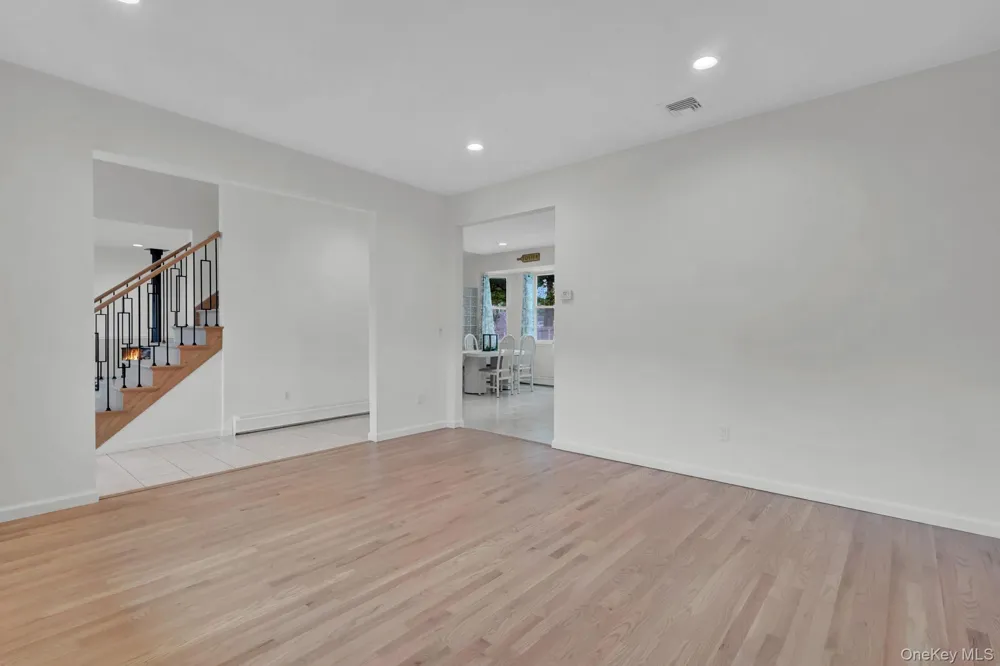 106 Paul Drive Holbrook, NY 11741