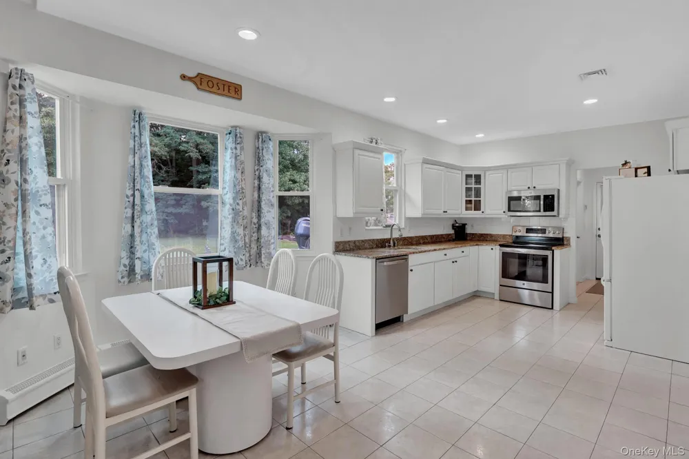 106 Paul Drive Holbrook, NY 11741