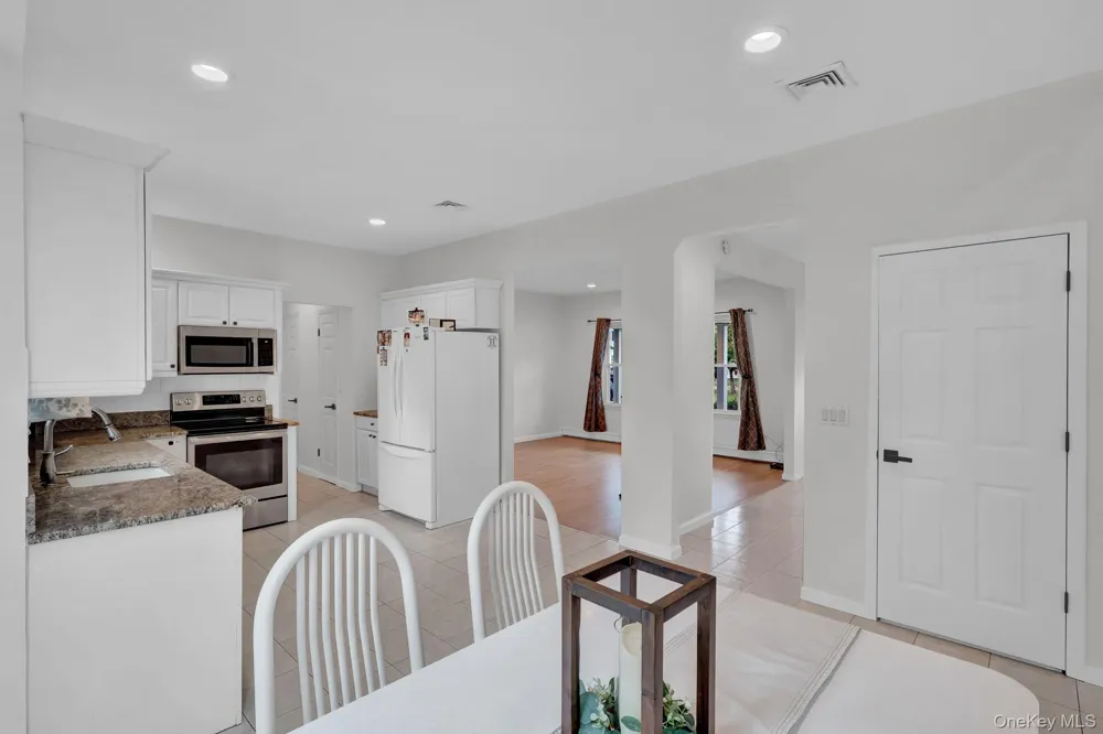 106 Paul Drive Holbrook, NY 11741