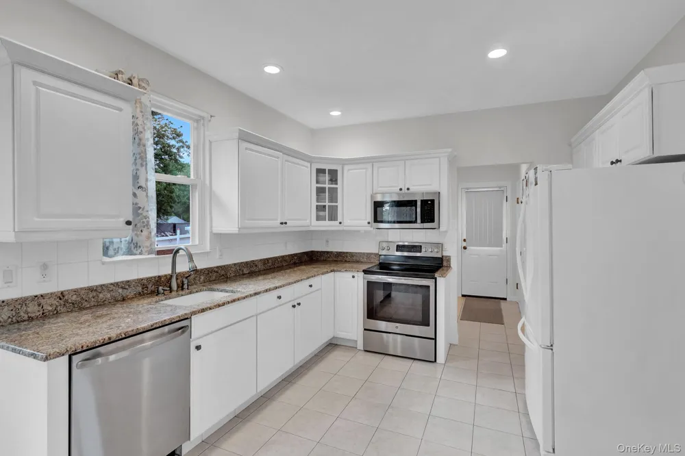 106 Paul Drive Holbrook, NY 11741