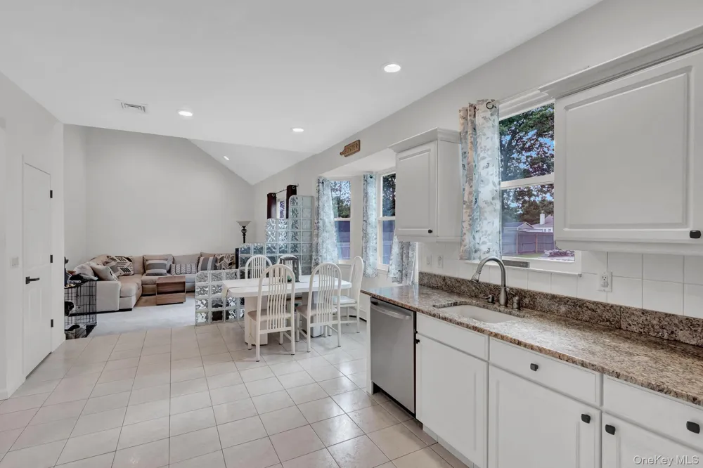 106 Paul Drive Holbrook, NY 11741
