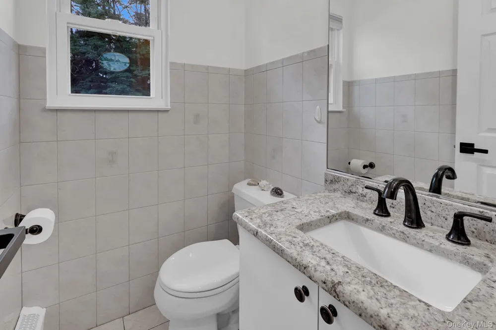 106 Paul Drive Holbrook, NY 11741