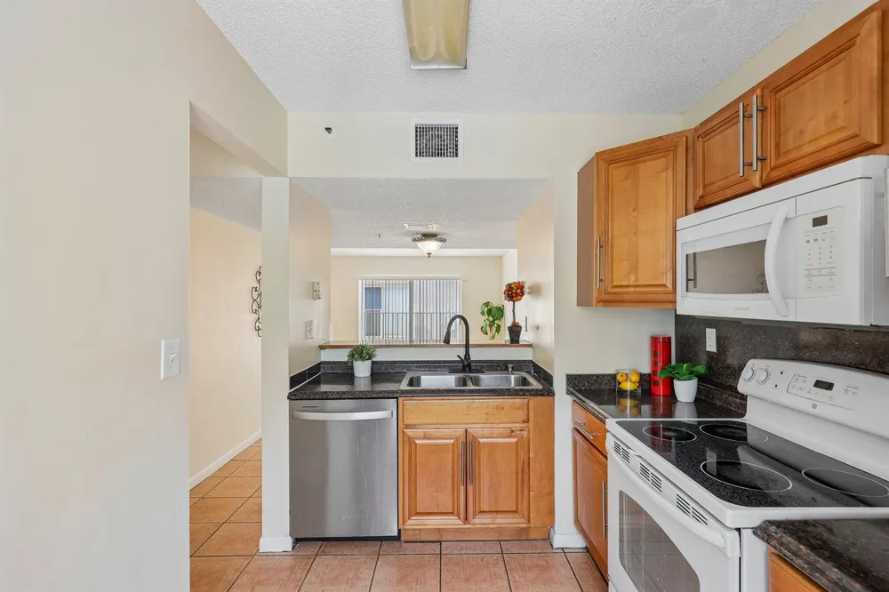 167 RIVIERA CIRCLE Weston, FL 33326