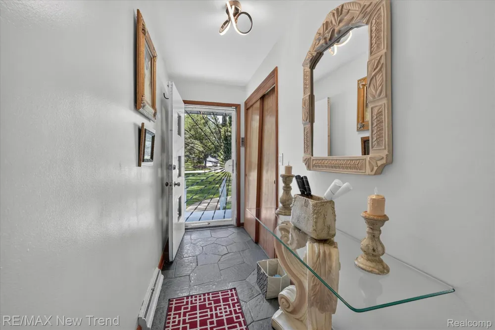 24414 Lois Lane Southfield City, MI 48075