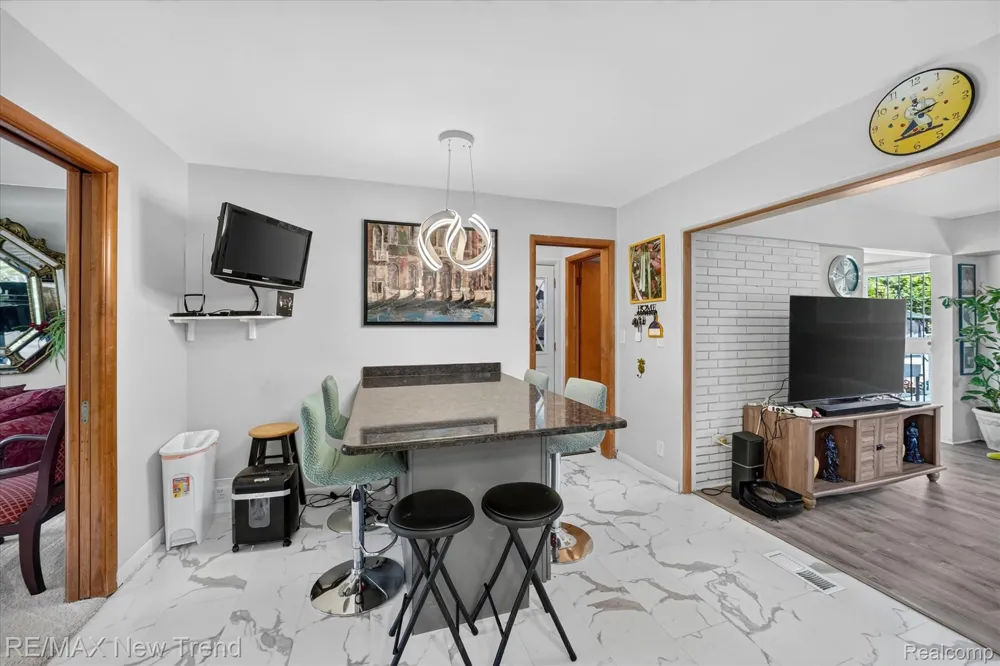 24414 Lois Lane Southfield City, MI 48075