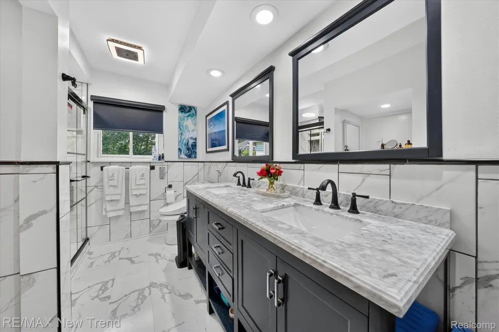 24414 Lois Lane Southfield City, MI 48075