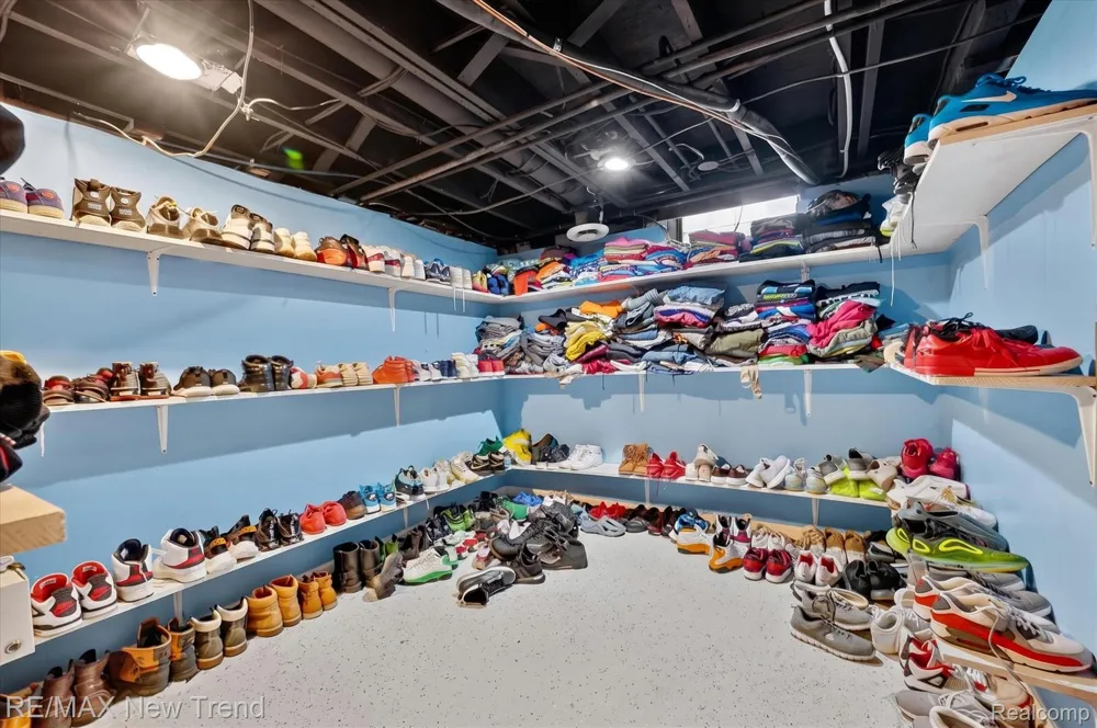 24414 Lois Lane Southfield City, MI 48075