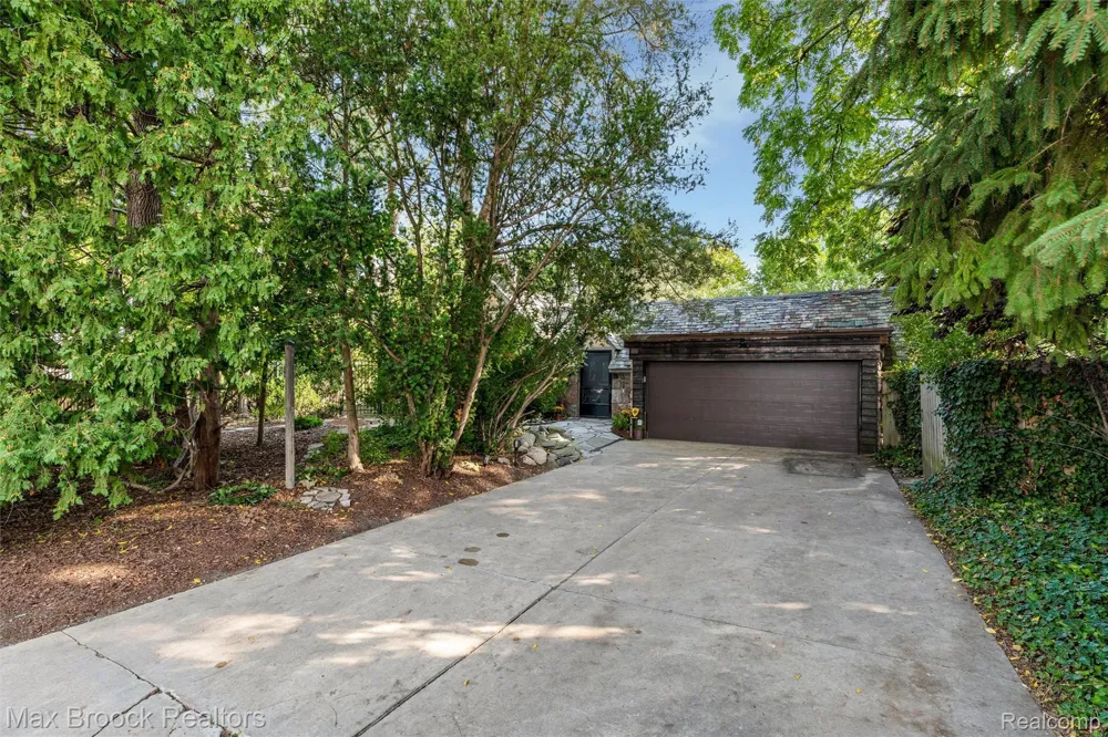 16281 Fairfax Street Southfield City, MI 48075