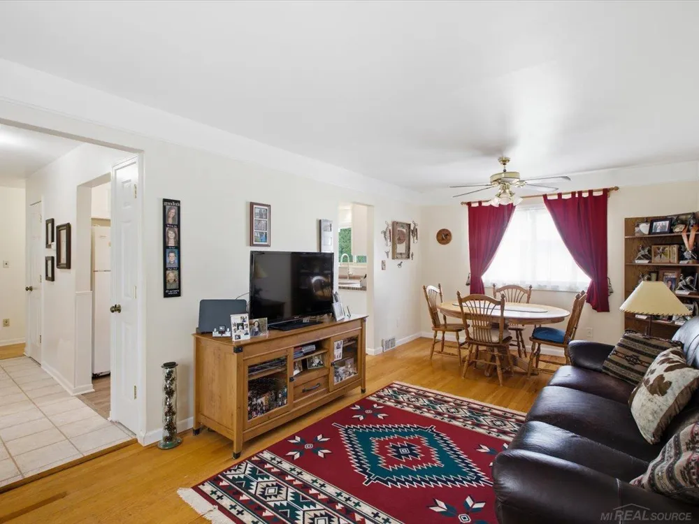 28641 Jahns Drive Roseville City, MI 48066