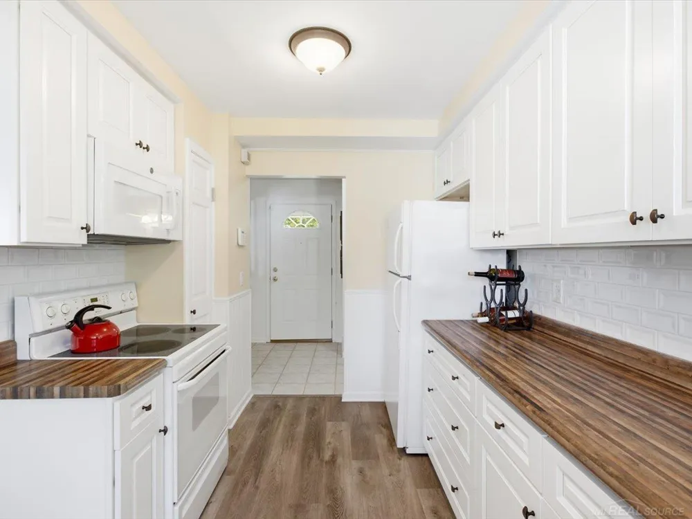28641 Jahns Drive Roseville City, MI 48066