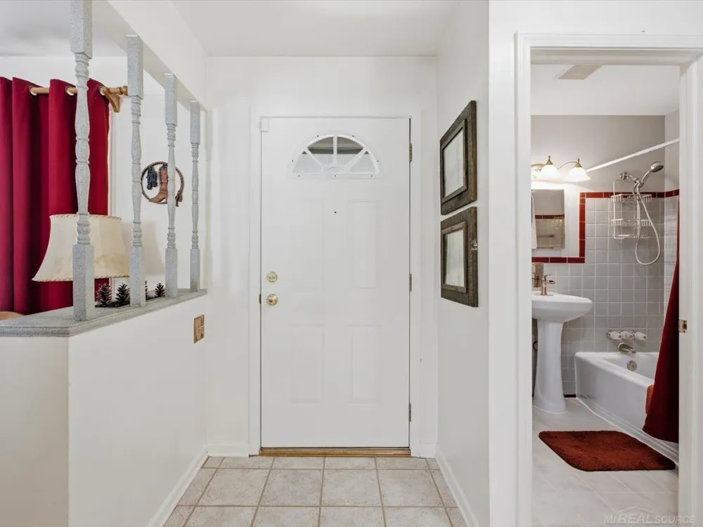 28641 Jahns Drive Roseville City, MI 48066