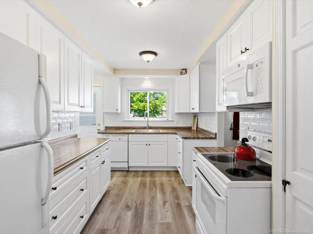 28641 Jahns Drive Roseville City, MI 48066