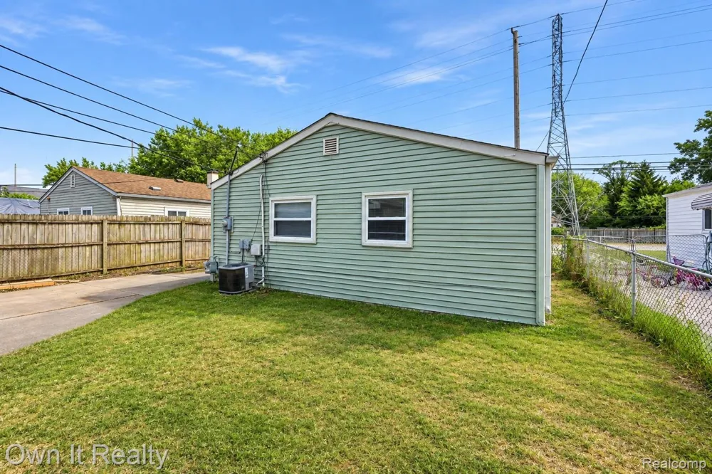 8082 Robert Street Taylor City, MI 48180