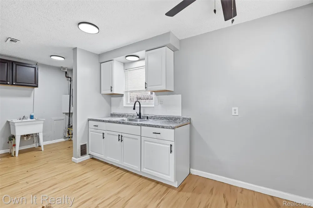 8082 Robert Street Taylor City, MI 48180