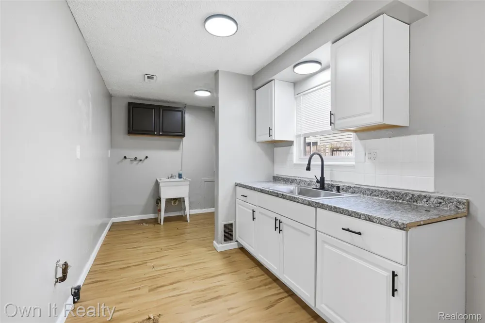 8082 Robert Street Taylor City, MI 48180