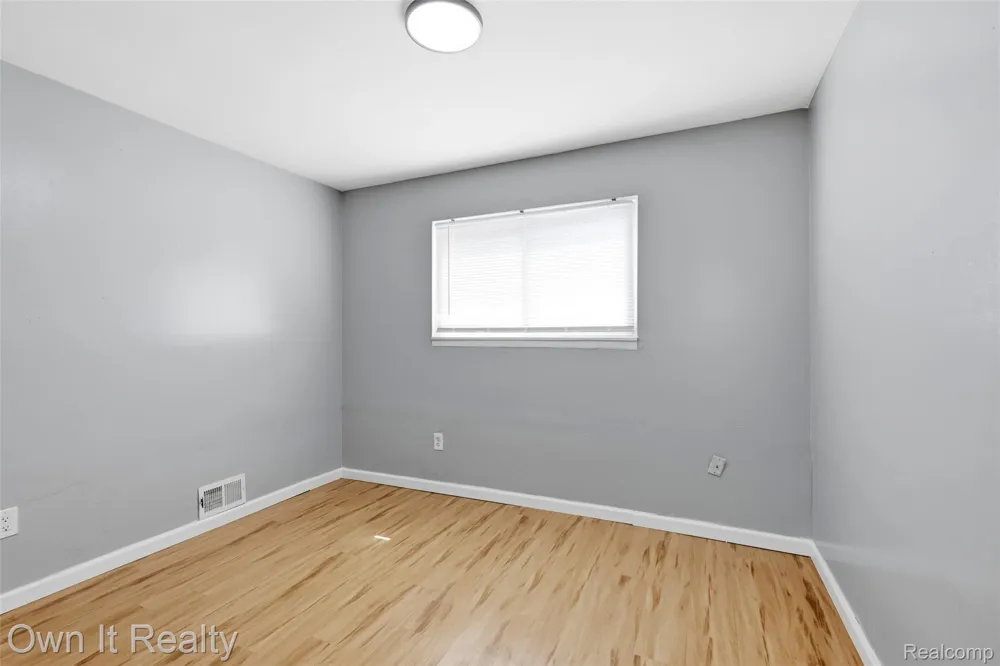 8082 Robert Street Taylor City, MI 48180