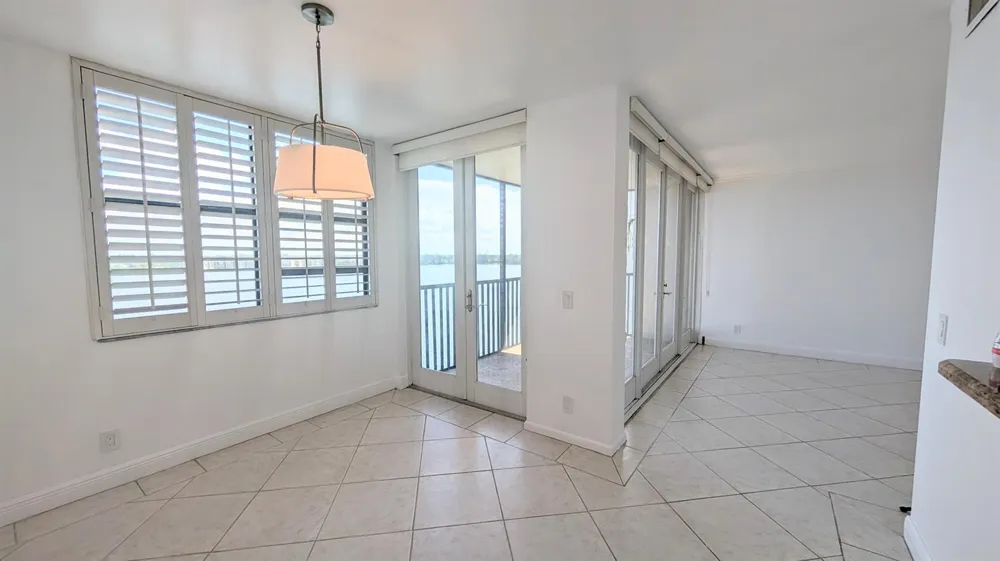 105 Lake Emerald Drive #810 Oakland Park, FL 33309