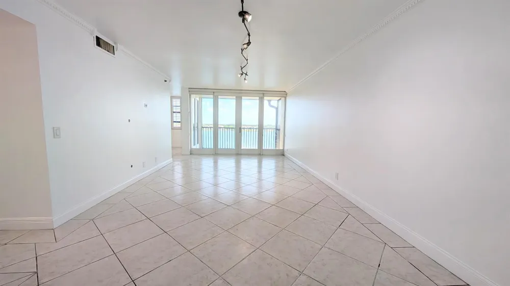 105 Lake Emerald Drive #810 Oakland Park, FL 33309