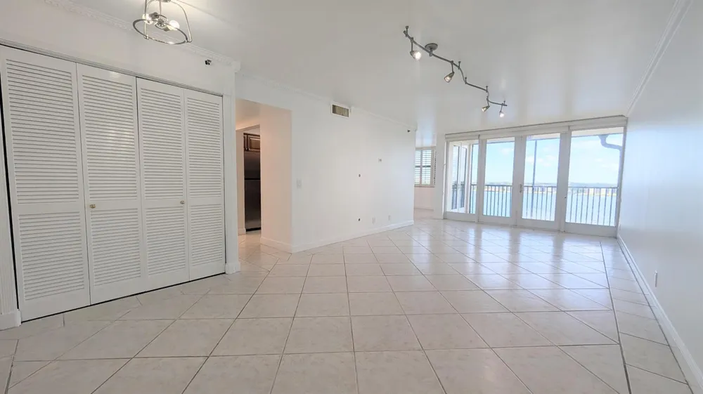 105 Lake Emerald Drive #810 Oakland Park, FL 33309