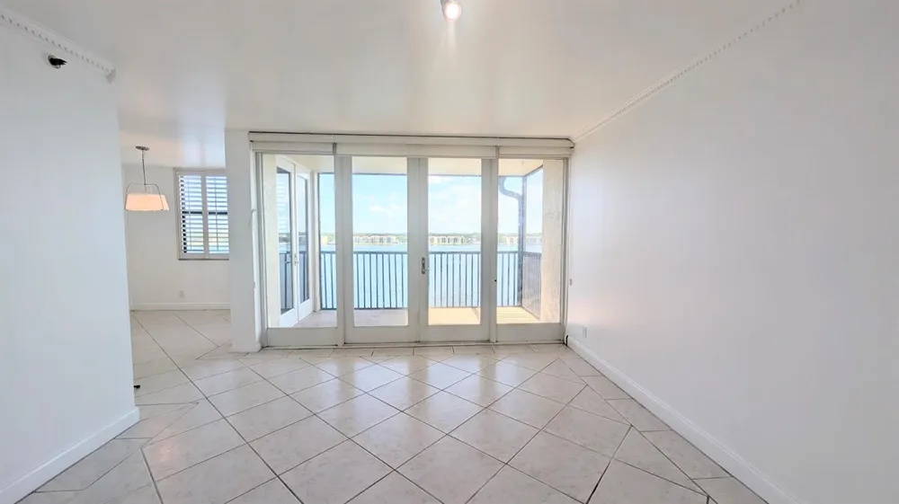 105 Lake Emerald Drive #810 Oakland Park, FL 33309