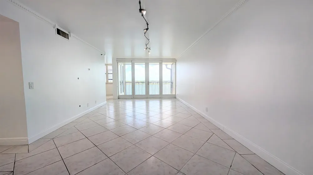 105 Lake Emerald Drive #810 Oakland Park, FL 33309