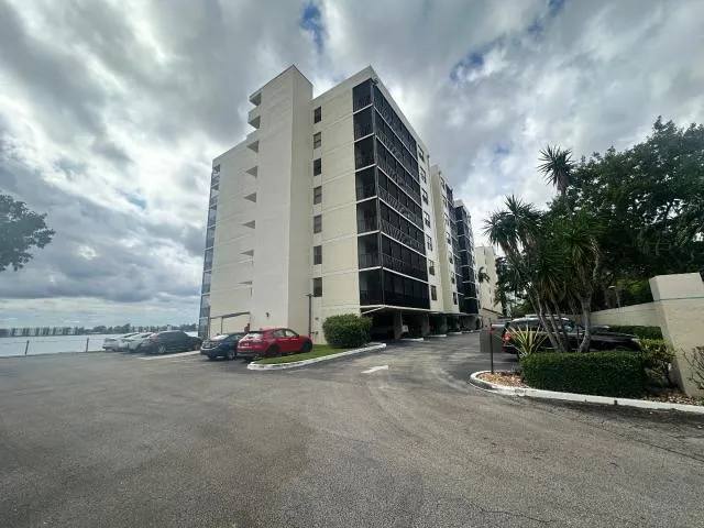 105 Lake Emerald Drive #810 Oakland Park, FL 33309