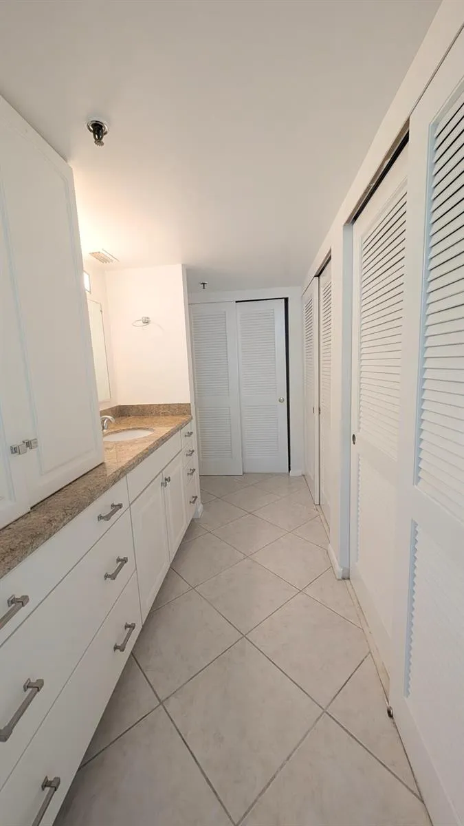 105 Lake Emerald Drive #810 Oakland Park, FL 33309
