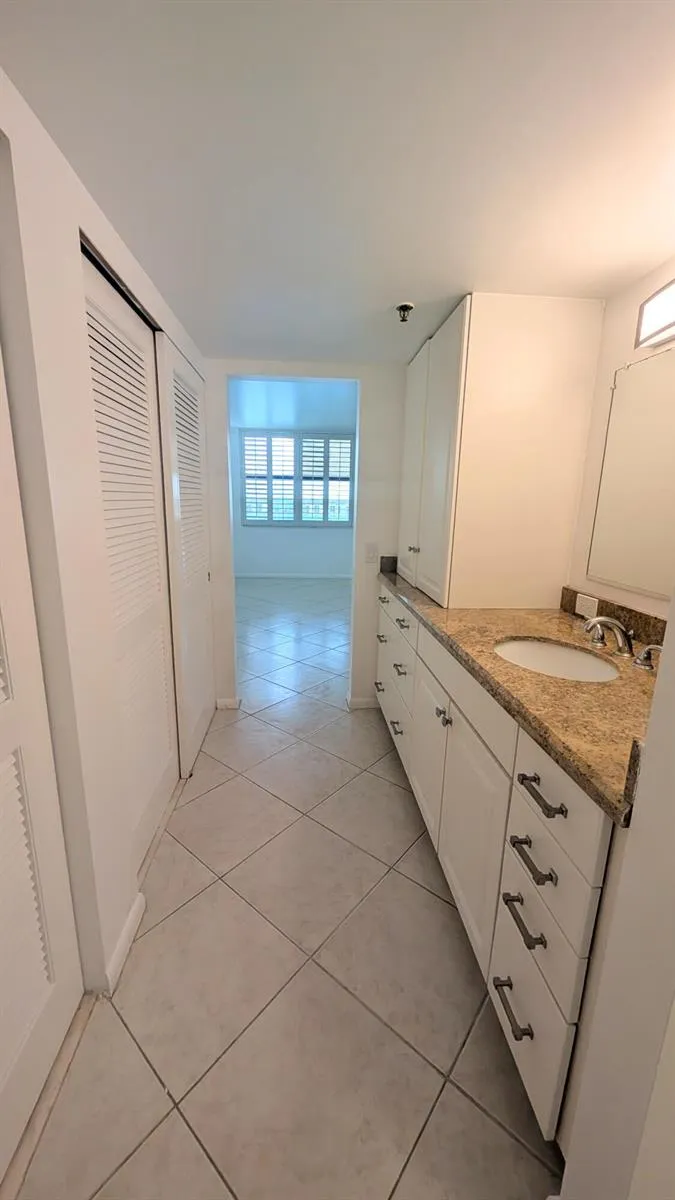 105 Lake Emerald Drive #810 Oakland Park, FL 33309