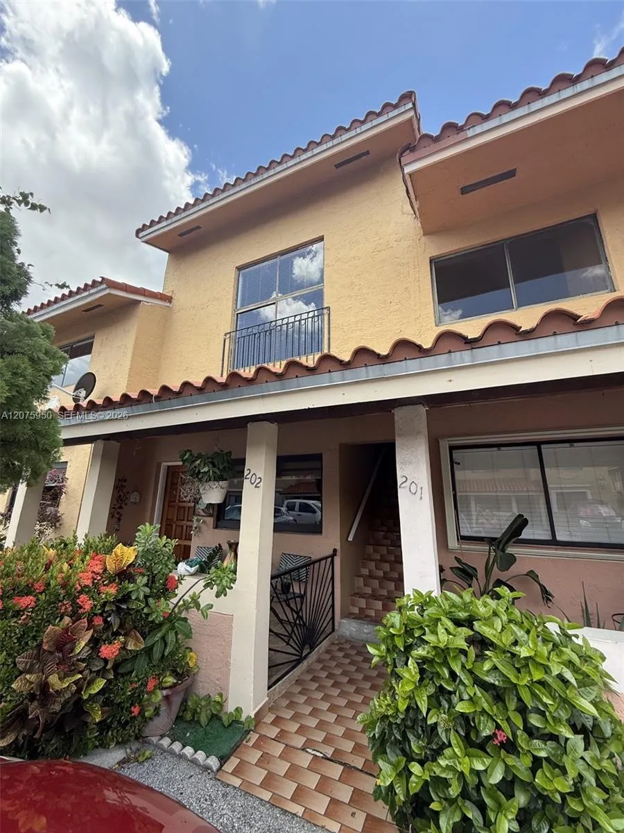 2775 W 61st Pl #202 Hialeah, FL 33016