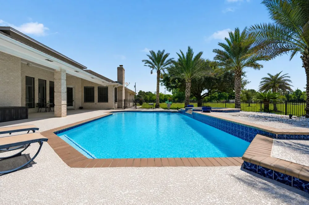 835 Hall Road Alvin, TX 77511