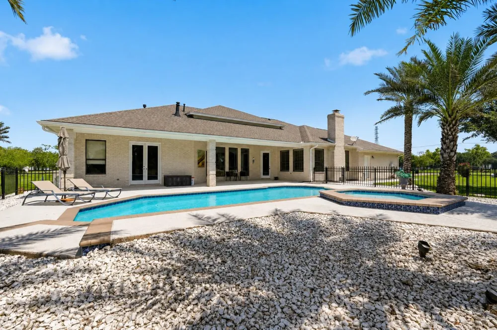 835 Hall Road Alvin, TX 77511