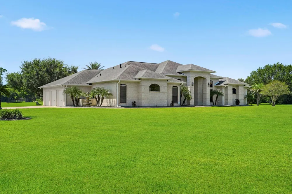 835 Hall Road Alvin, TX 77511
