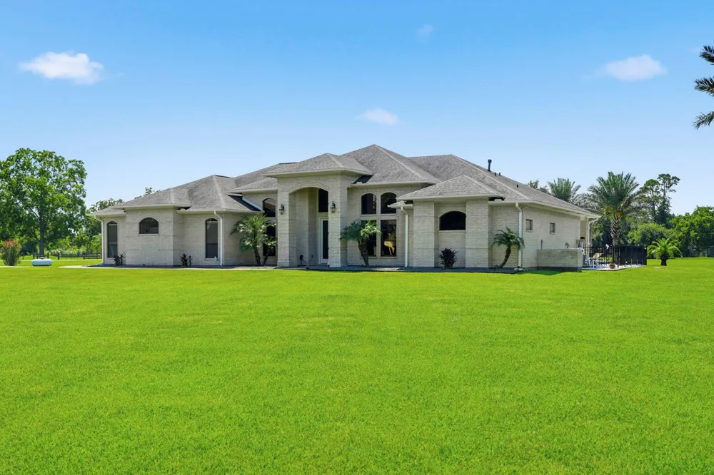 835 Hall Road Alvin, TX 77511
