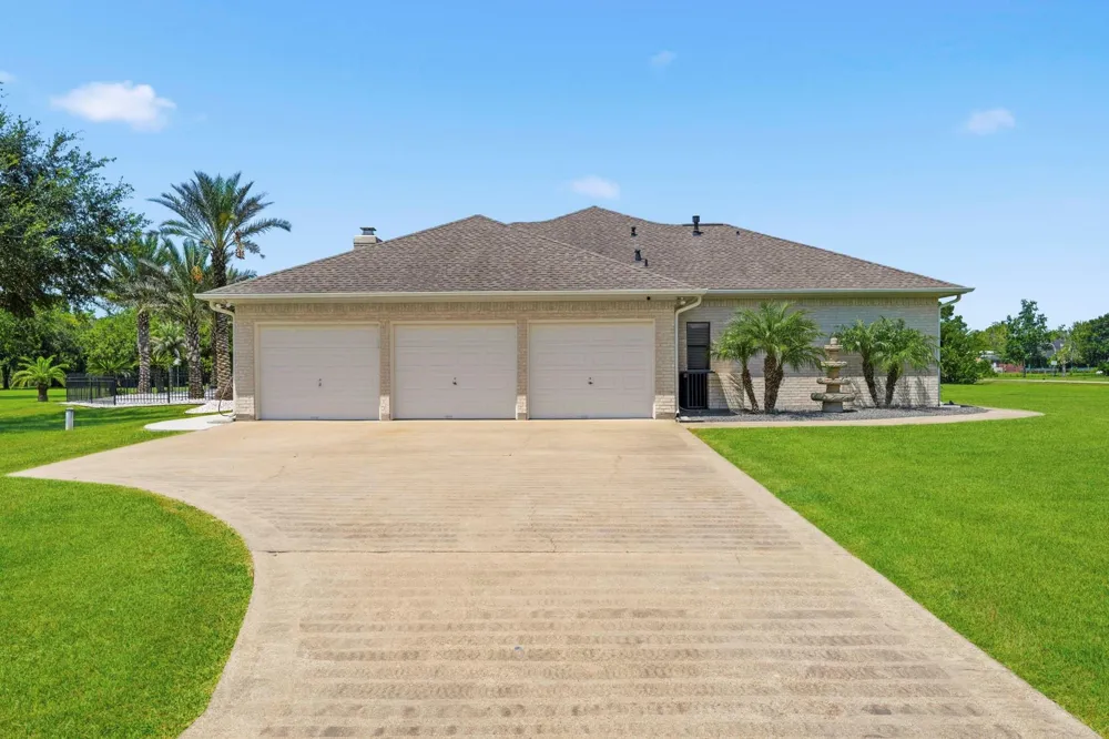 835 Hall Road Alvin, TX 77511