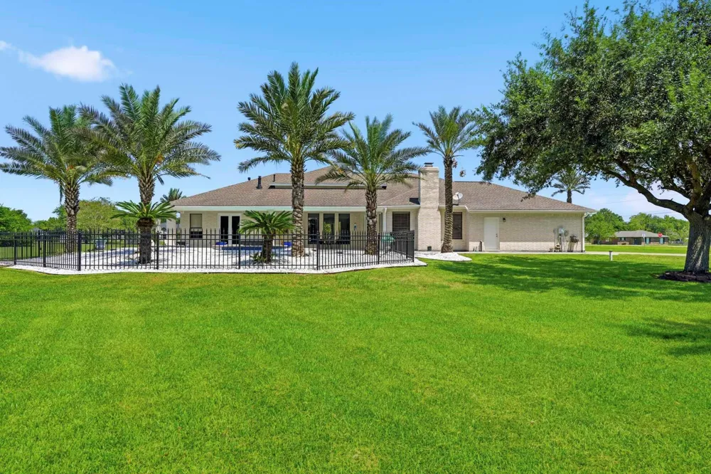 835 Hall Road Alvin, TX 77511