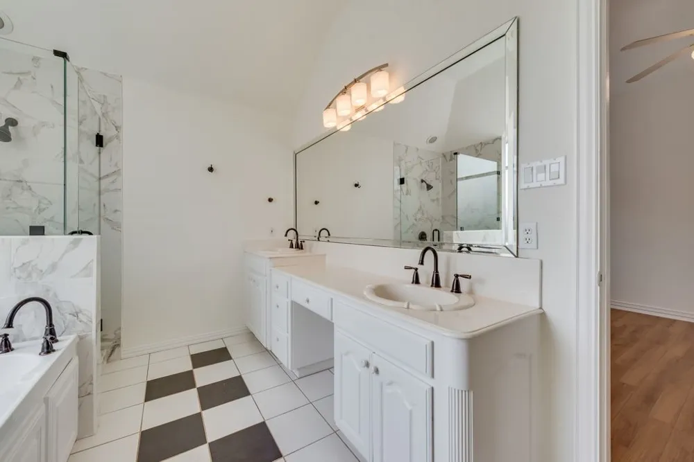 721 Herman Drive Hurst, TX 76054