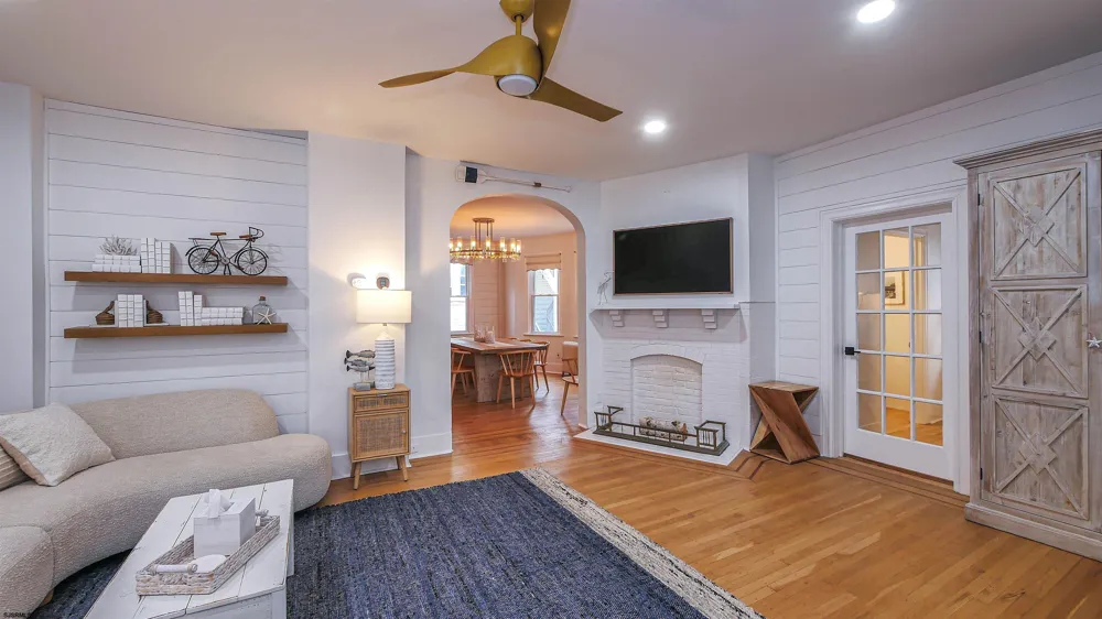 21 S Vassar Sq Ventnor, NJ 08406