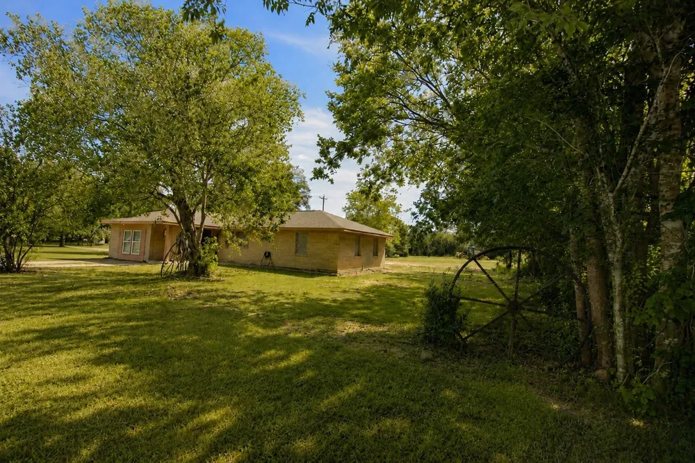 3811 Cedar Street Damon, TX 77430