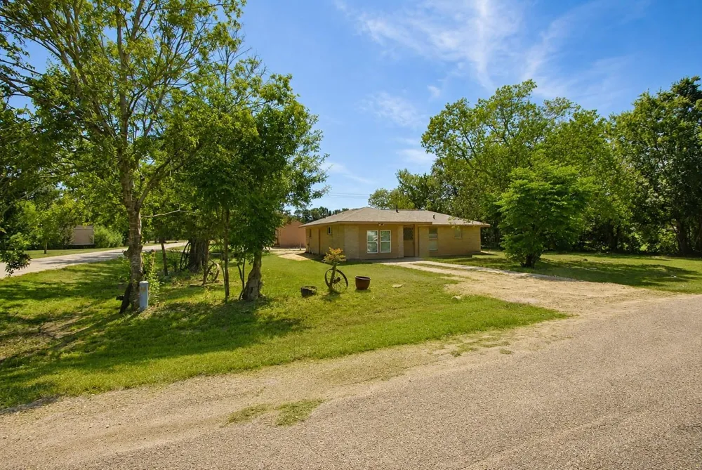 3811 Cedar Street Damon, TX 77430
