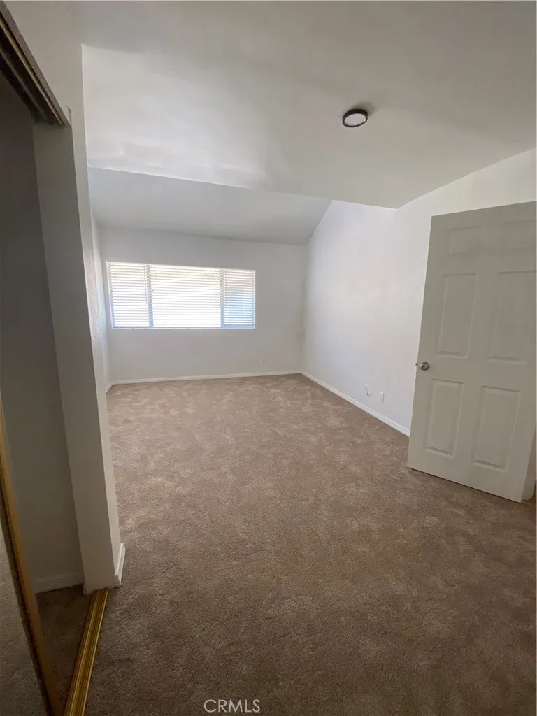 7651 Reseda Blv #5T Reseda, CA 91335