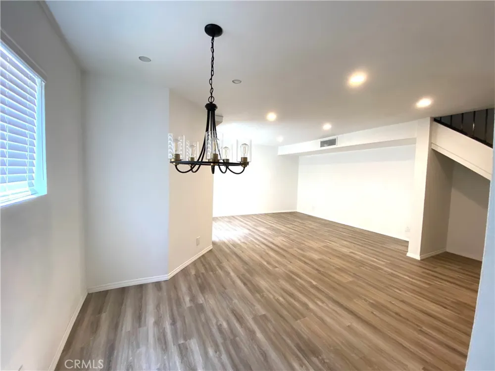 7651 Reseda Blv #5T Reseda, CA 91335