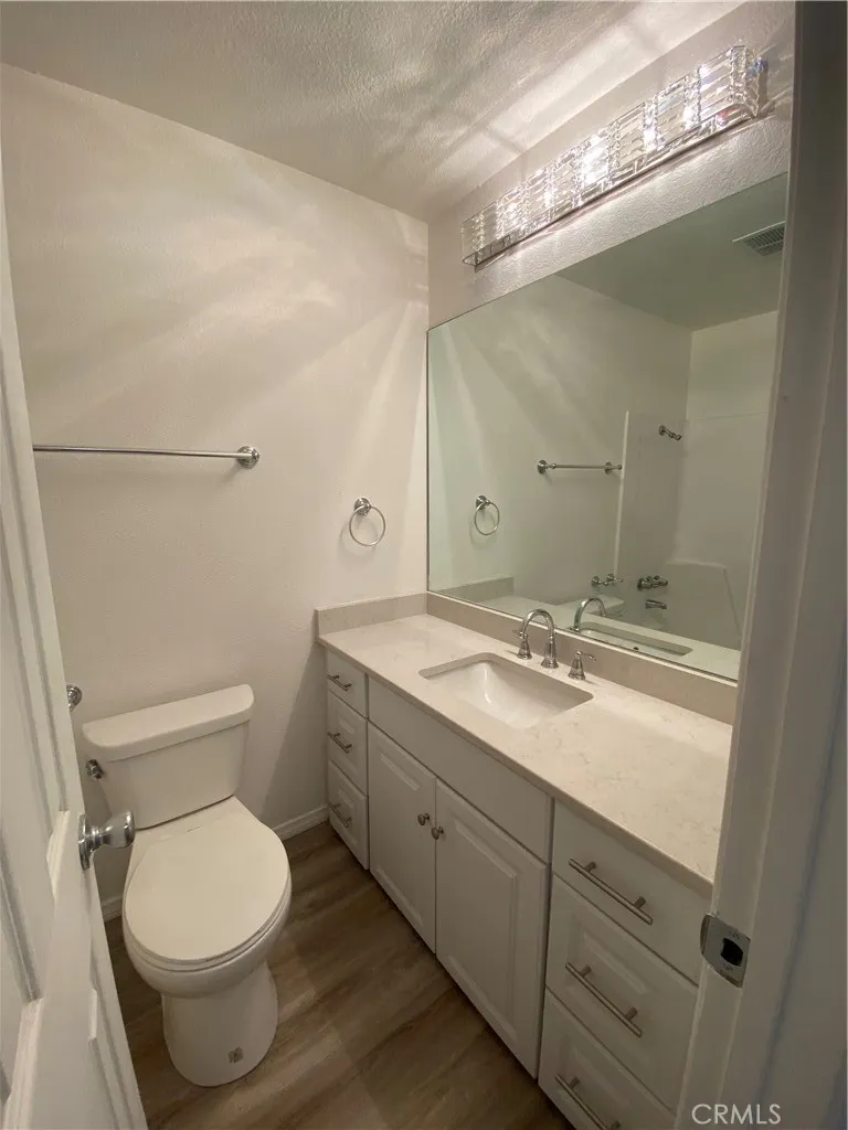 7651 Reseda Blv #5T Reseda, CA 91335