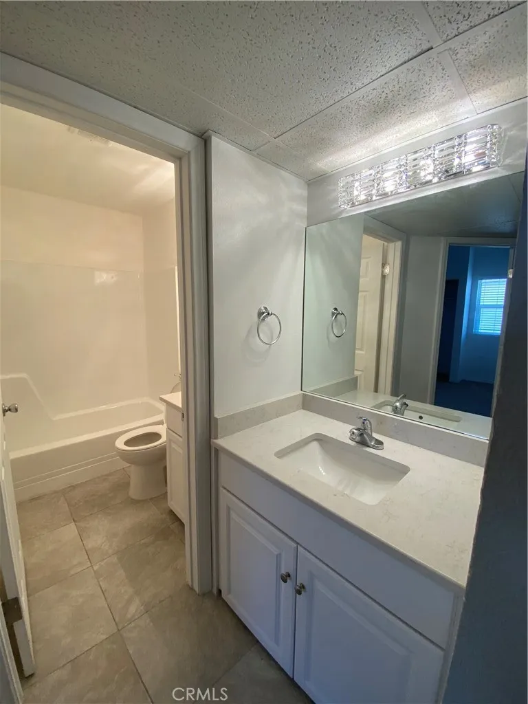 7651 Reseda Blv #5T Reseda, CA 91335