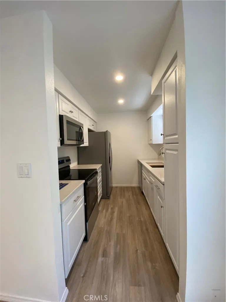 7651 Reseda Blv #5T Reseda, CA 91335