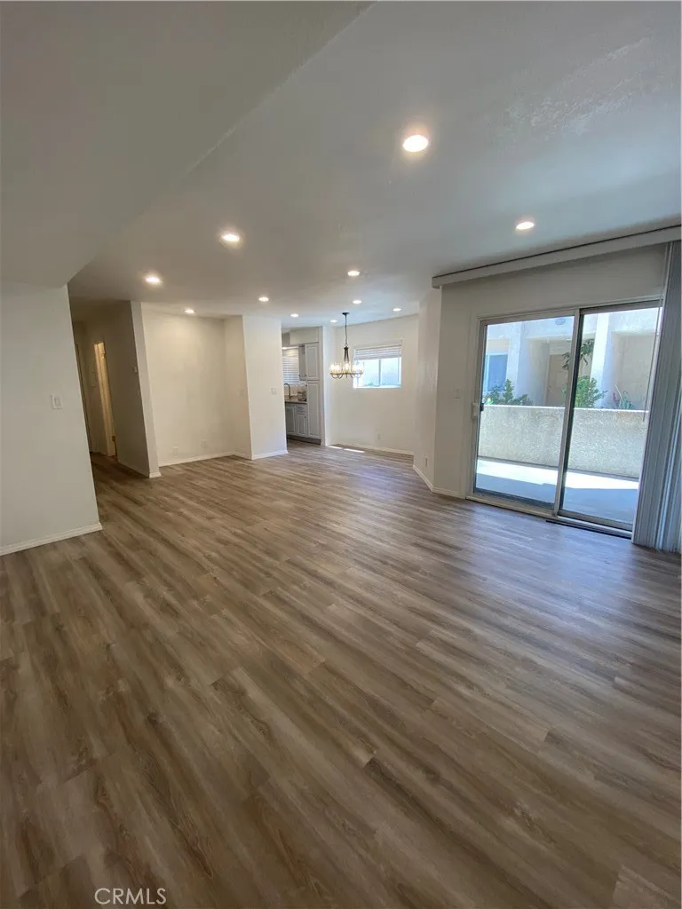 7651 Reseda Blv #5T Reseda, CA 91335